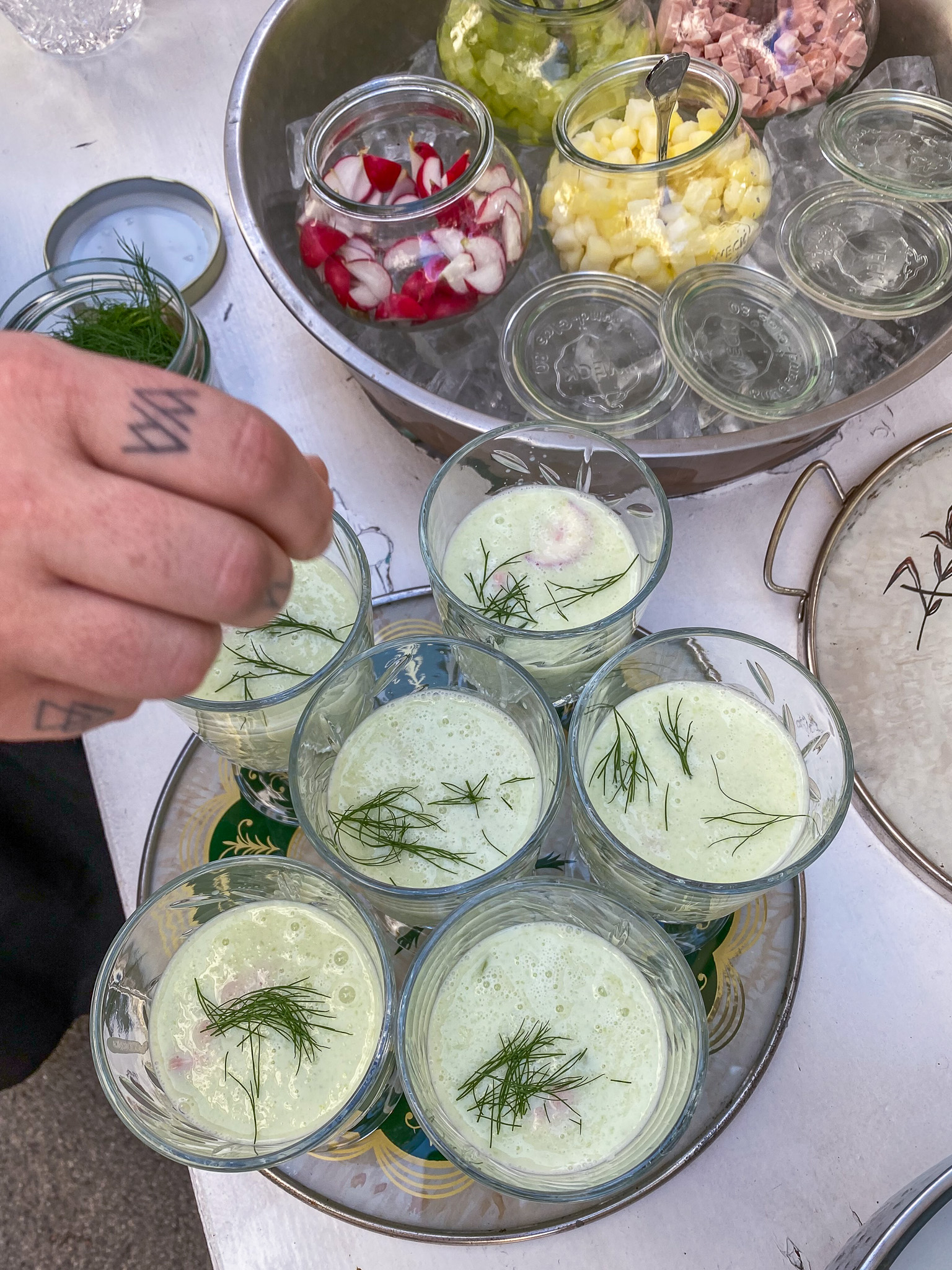 Das Bild zeigt eine kalte Gurkensuppe.