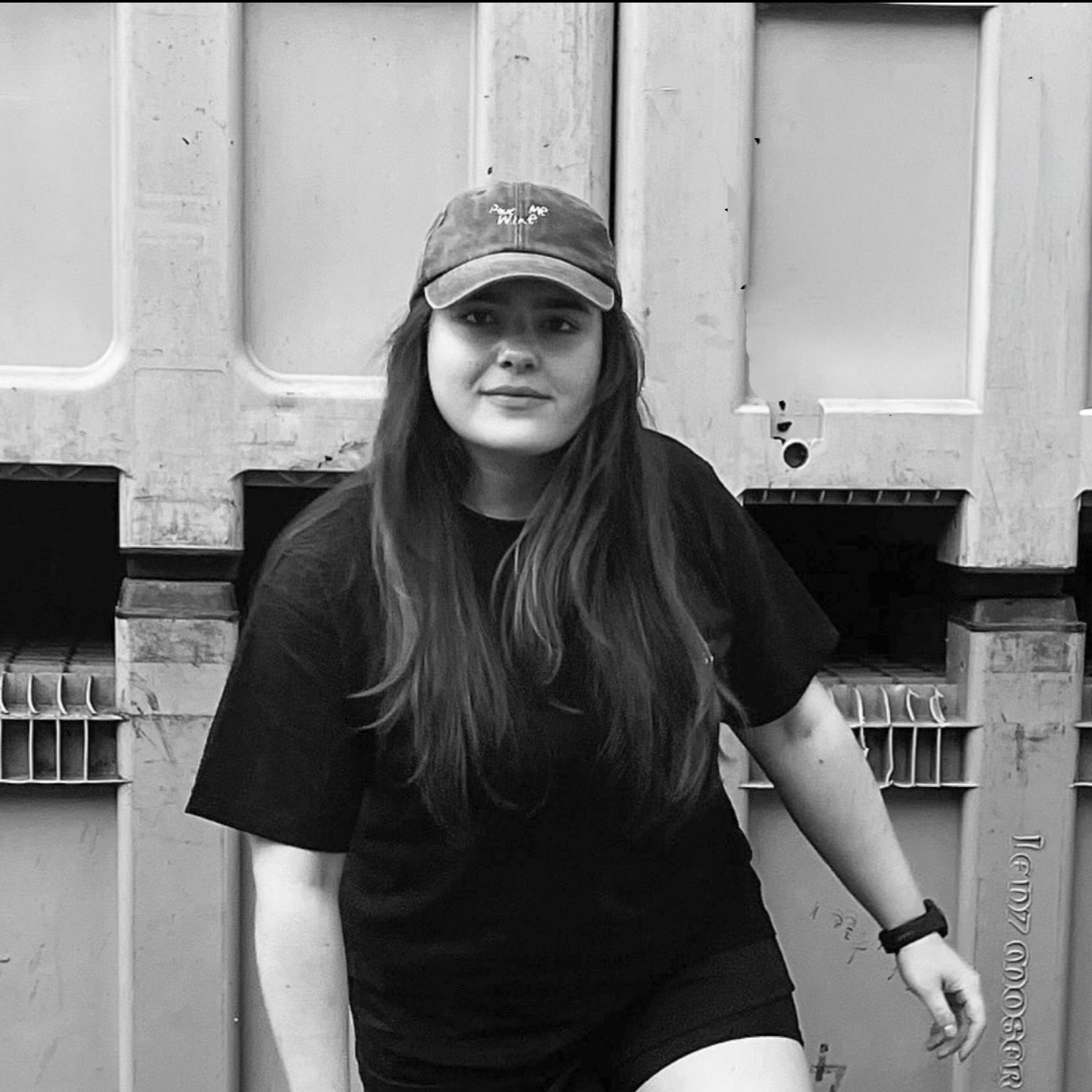 Ein Bild zeigt die junge Winzerin Hanna Glatzer.