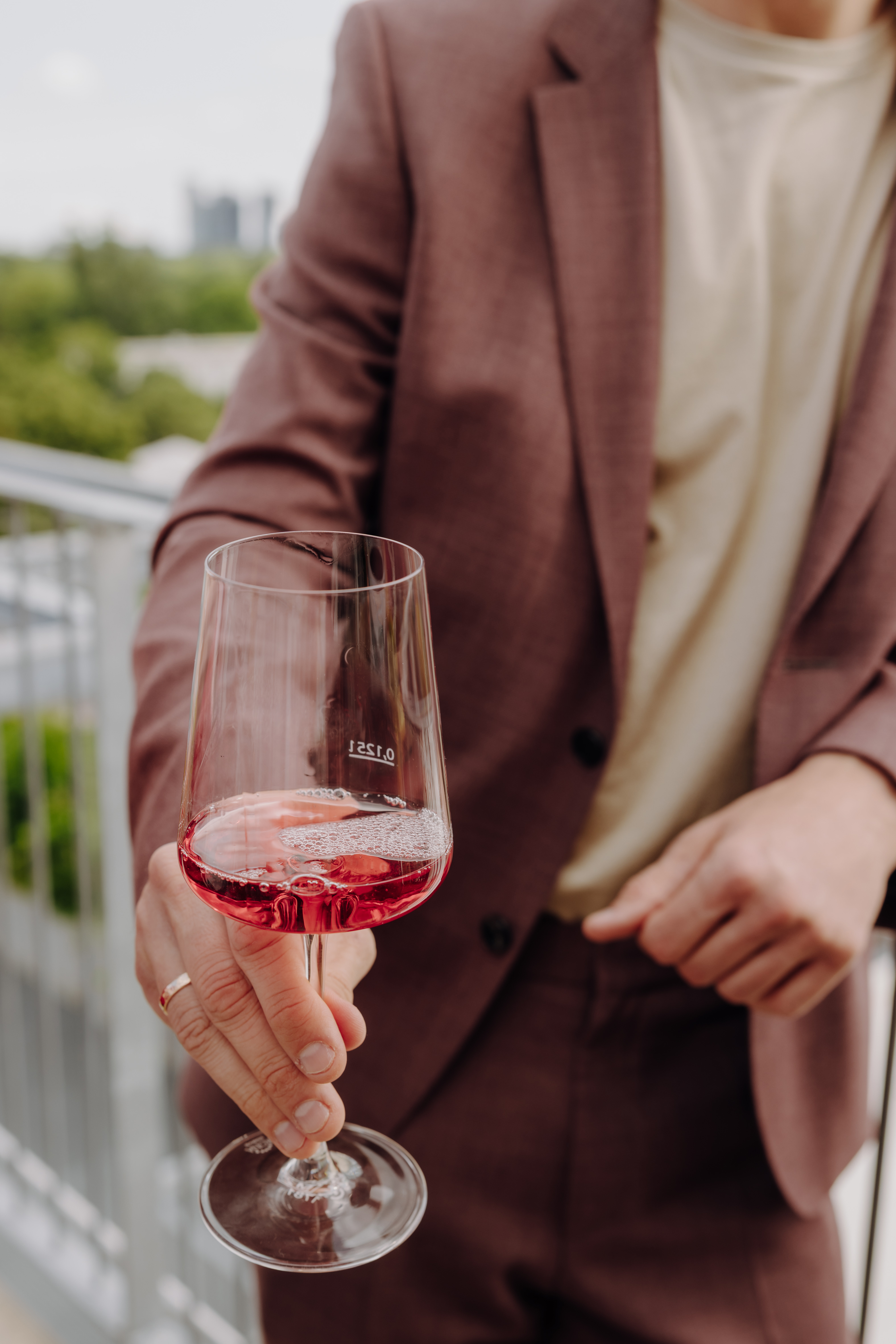 Eine Person mit einem Rotwein-Glas.