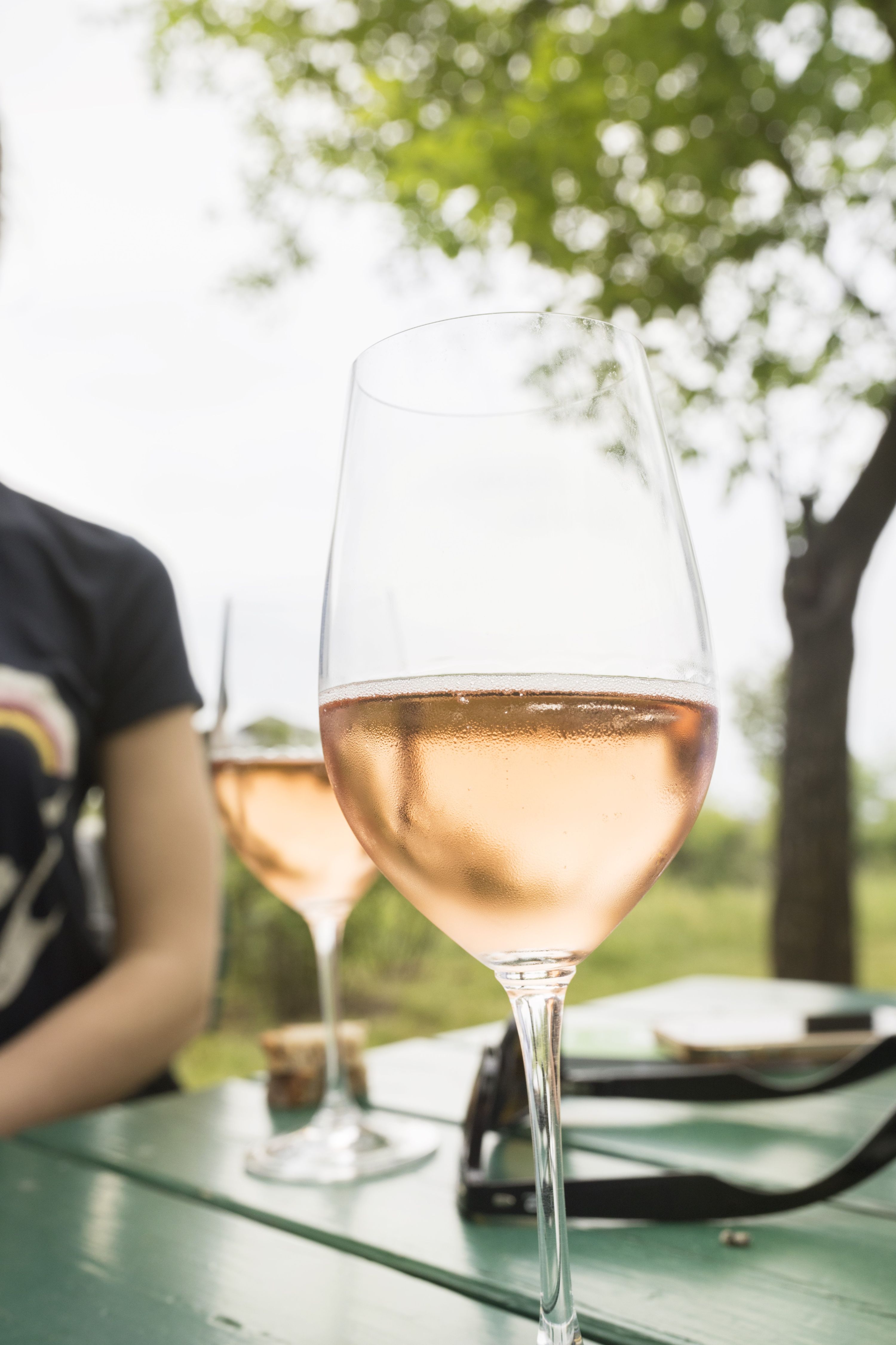 Zwei Gläser Roséwein aus Österreich beim Heurigen in der Nähe.