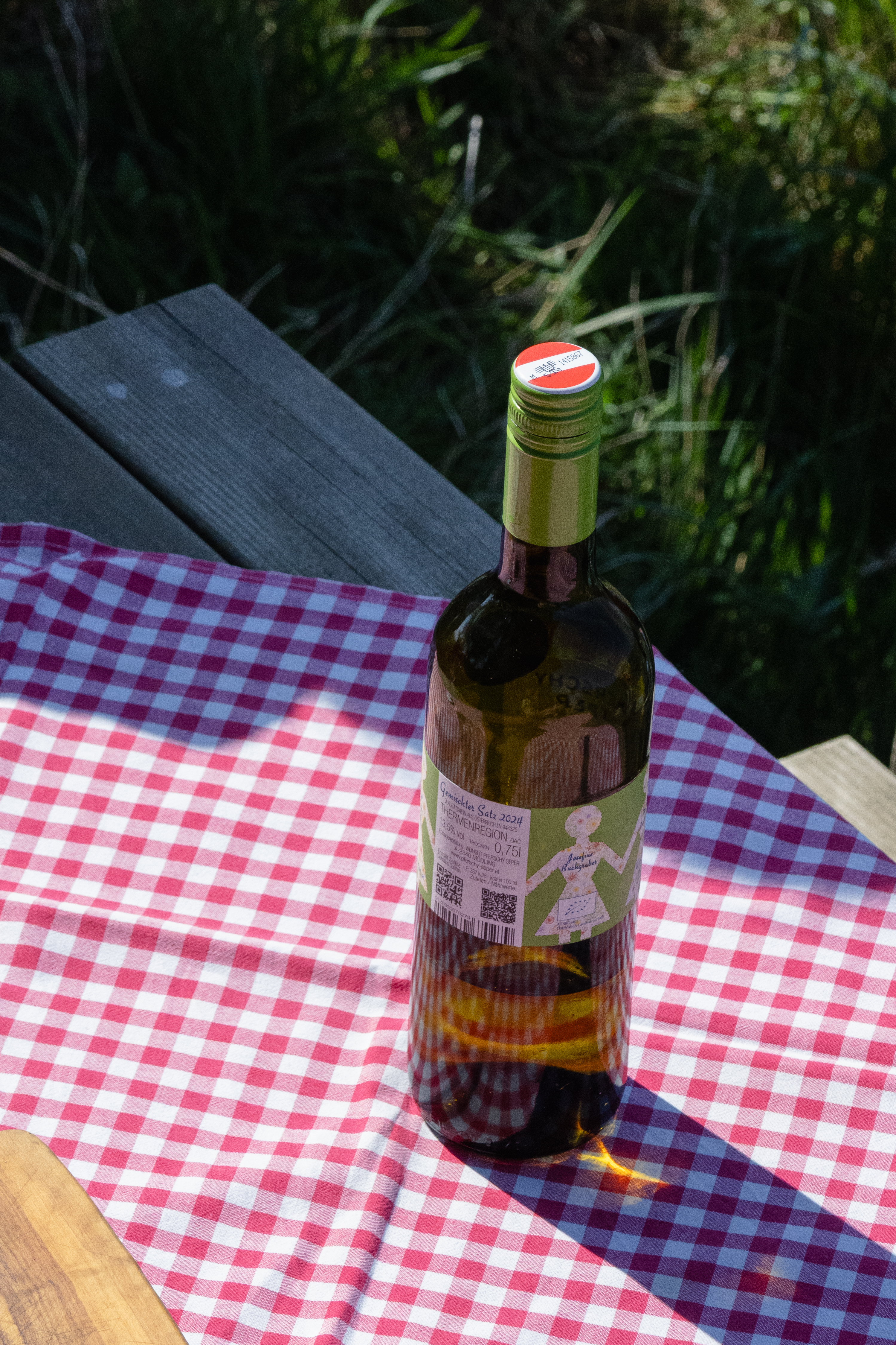 Ein Bild zeigt eine Flasche mit Banderole
