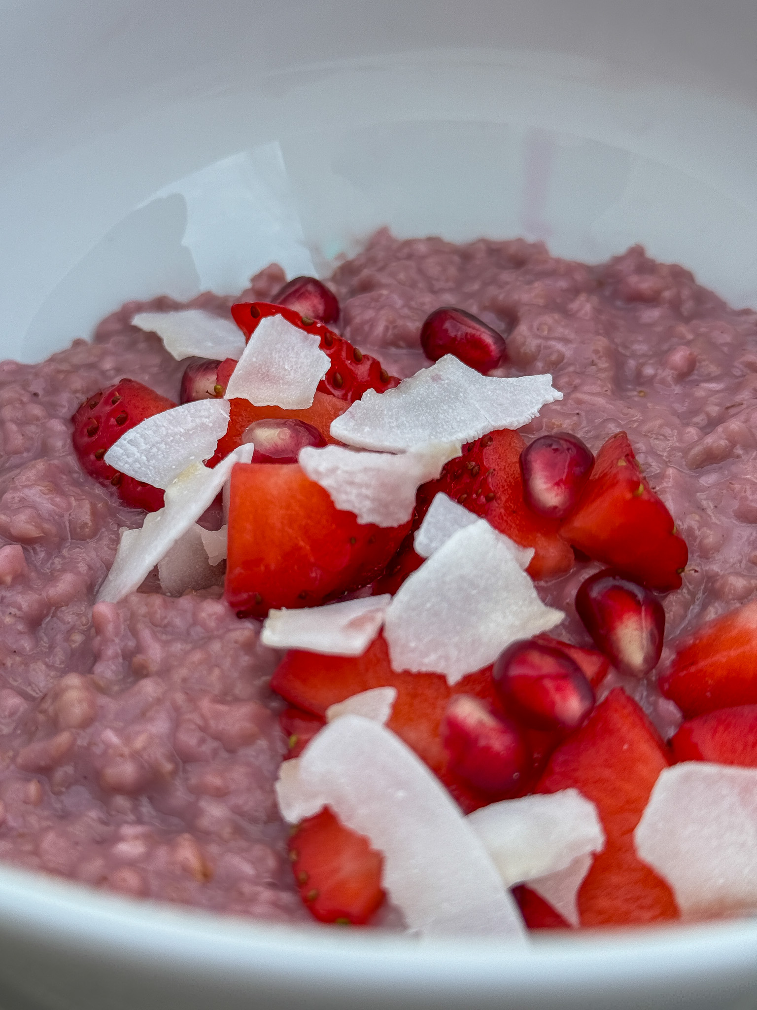 Eine Schüssel Porridge mit Erdbeeren.