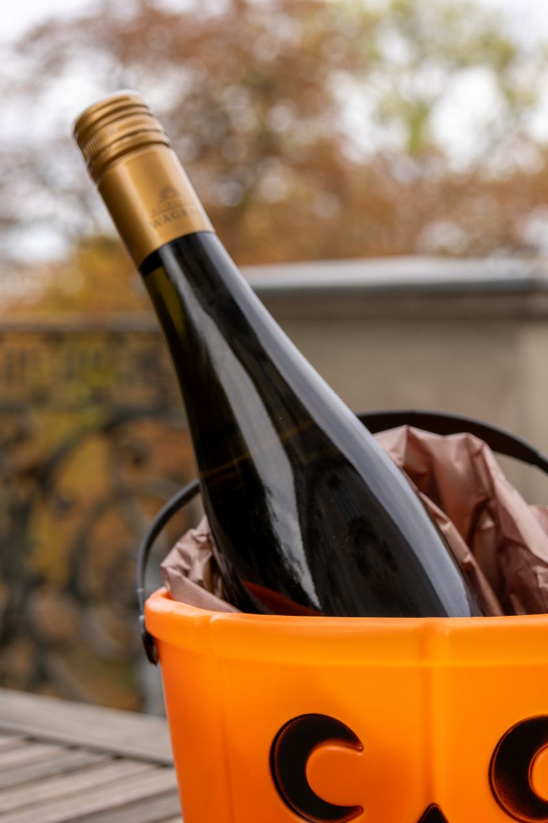 Ein Halloween-Korb und eine Flasche Wein.