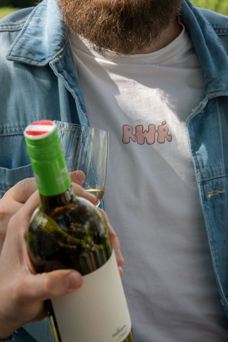 Mit Weinflasche beim Trinken mit Freund*innen.
