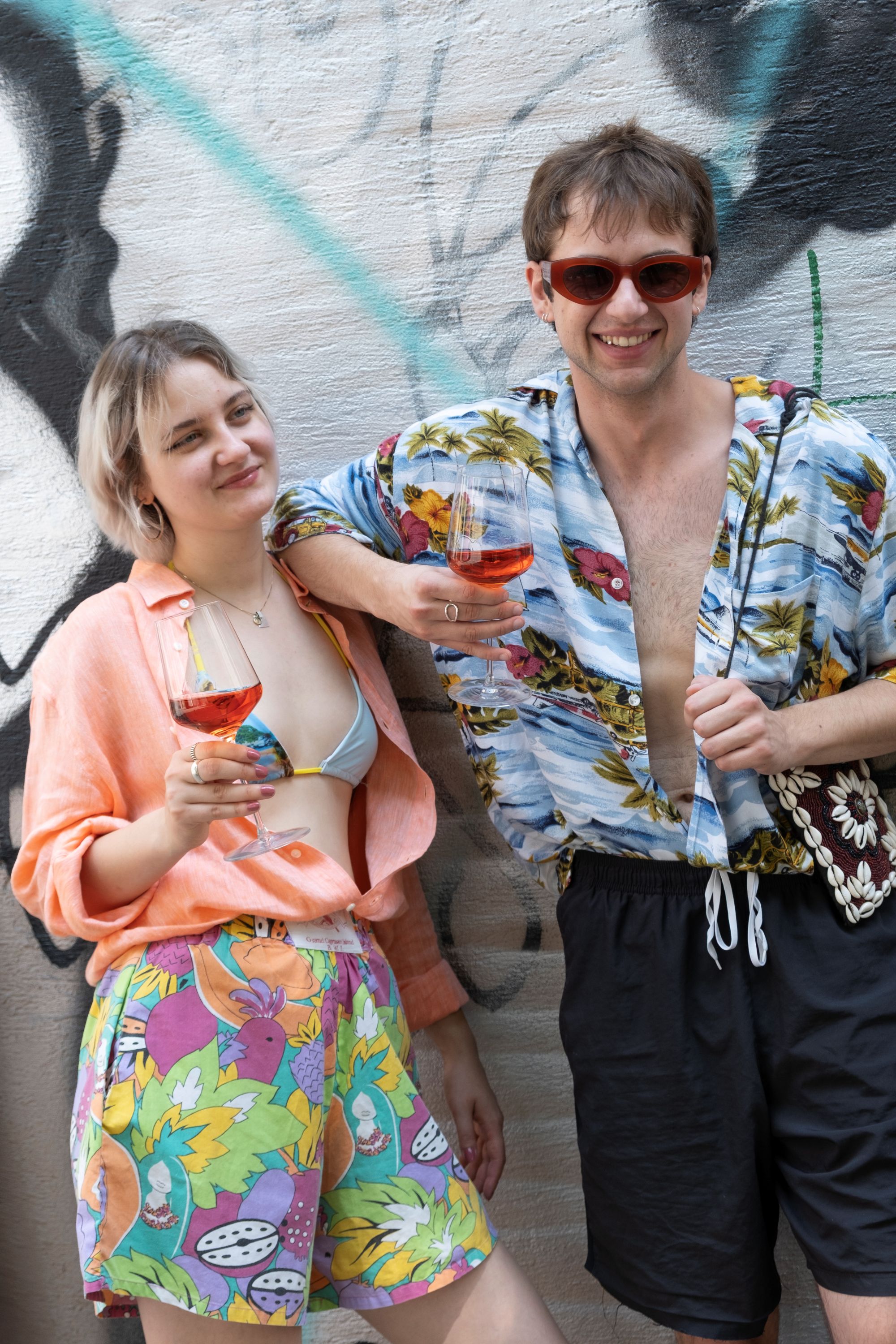 Ein Bild zeigt zwei junge Menschen im Sommer in der Stadt mit Roséwein aus Österreich.