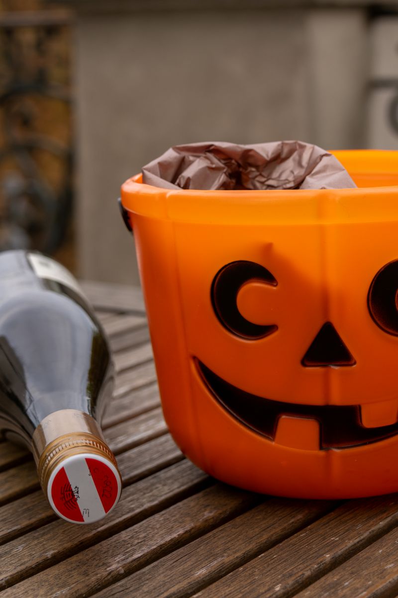 Halloween-Korb mit einer Flasche Wein mit Banderole