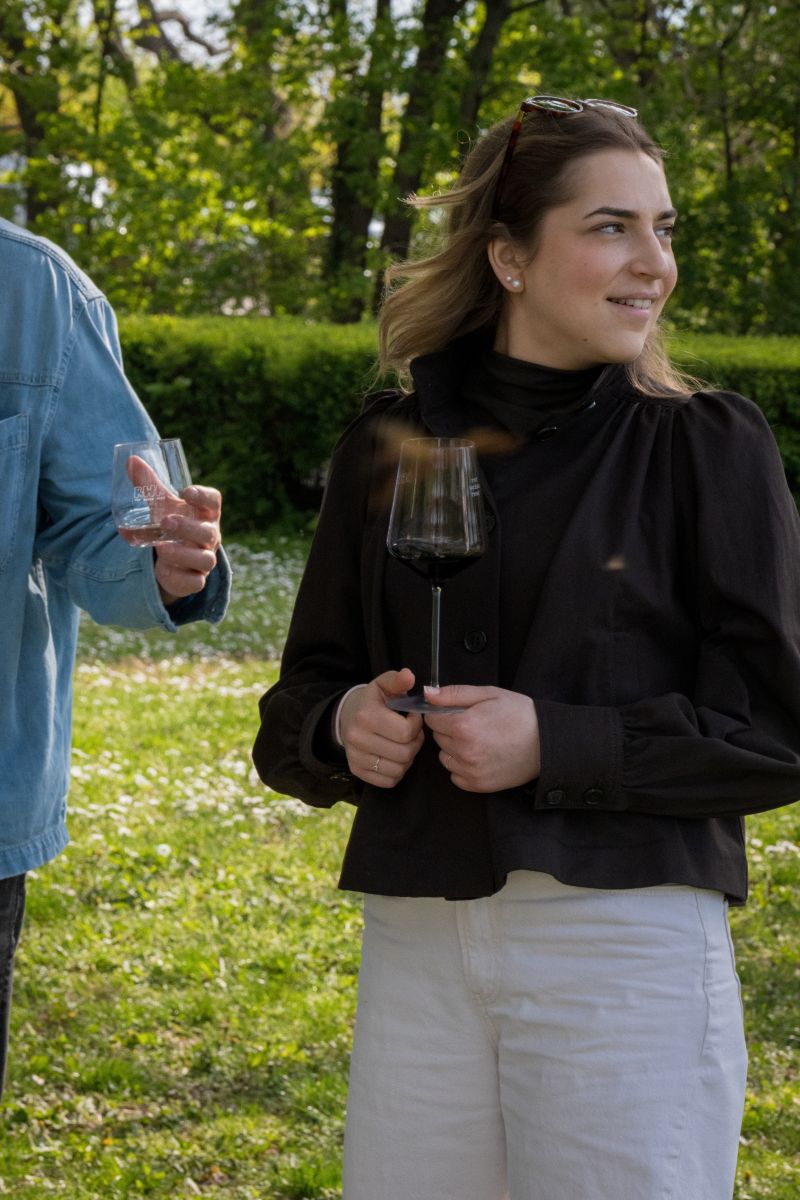 Eine junge Frau mit einem Glas Blaufränkisch.