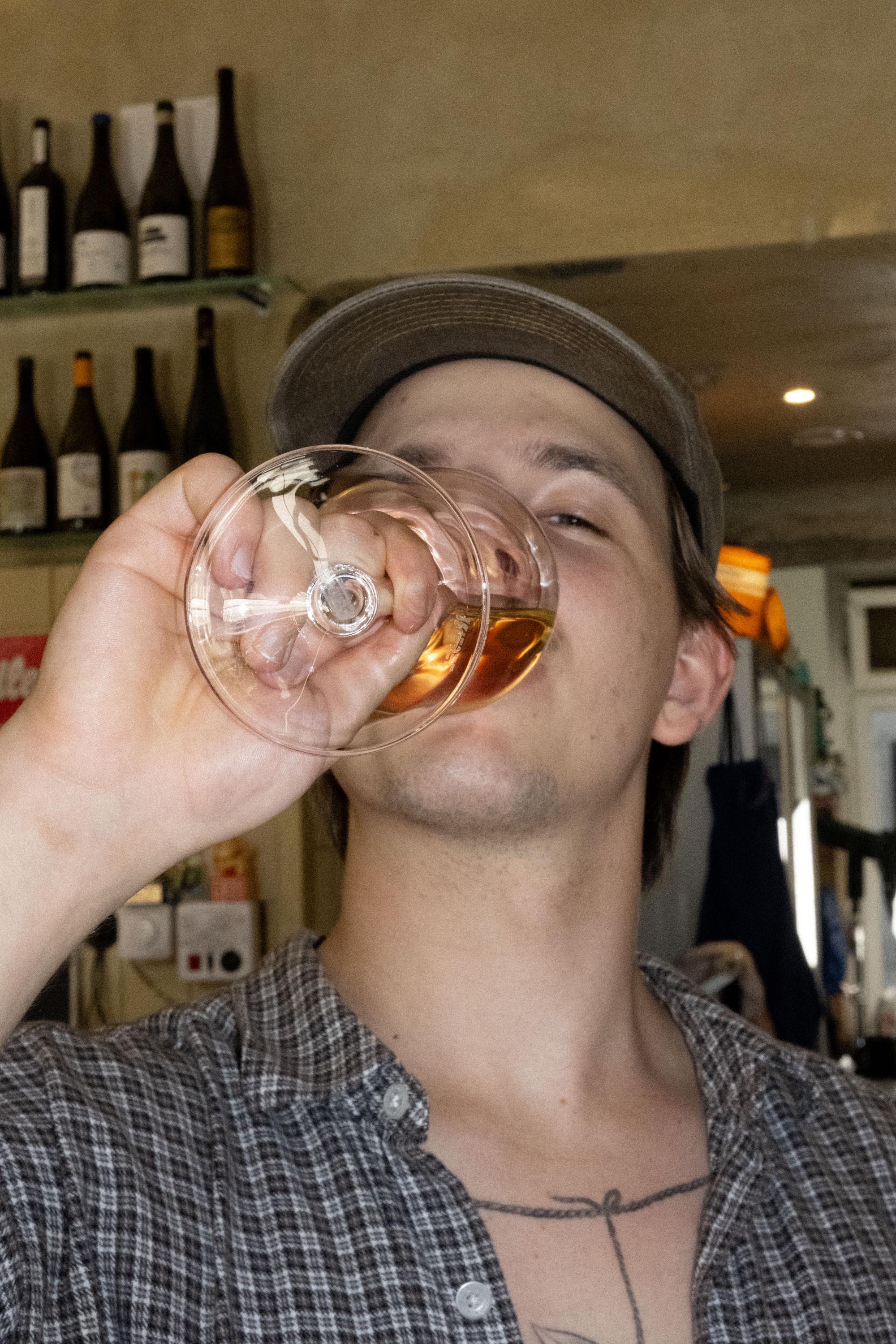 Ein Bild zeigt eine Person, die ein Glas Rosé-Wein trinkt.
