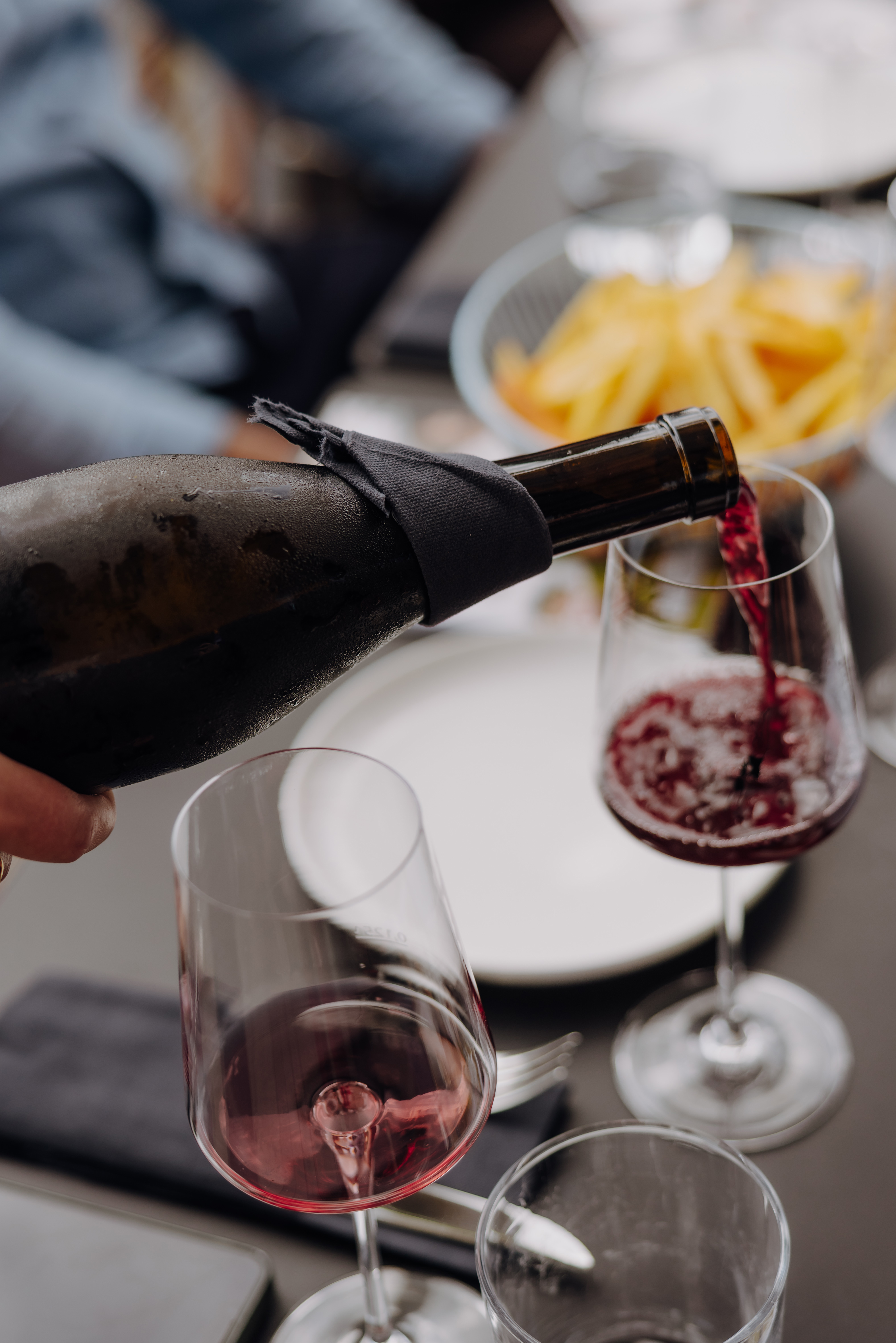 Ein Bild zeigt gekühlten Rotwein.