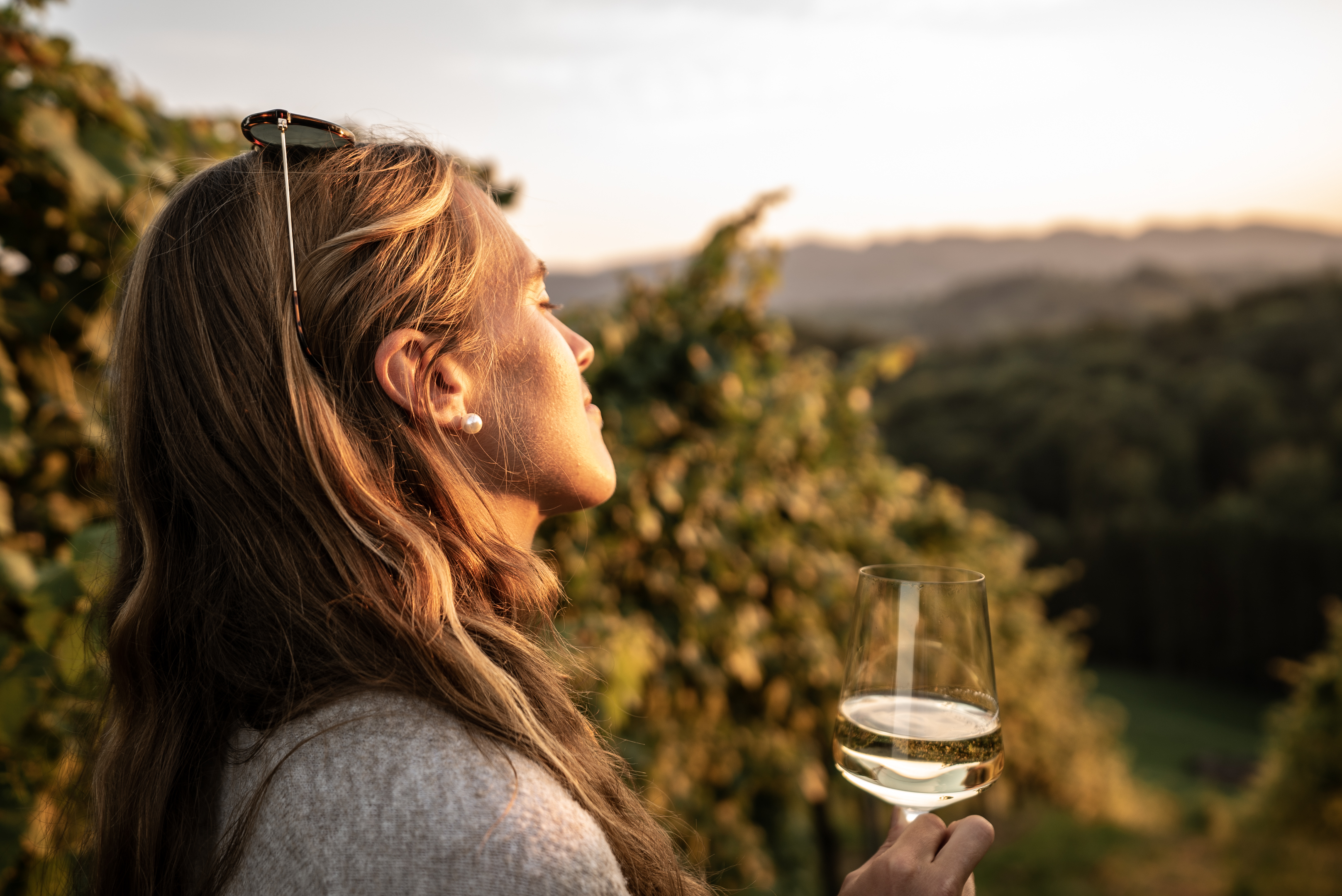Junge Frau genießt Sonnenuntergang in der Südsteiermark