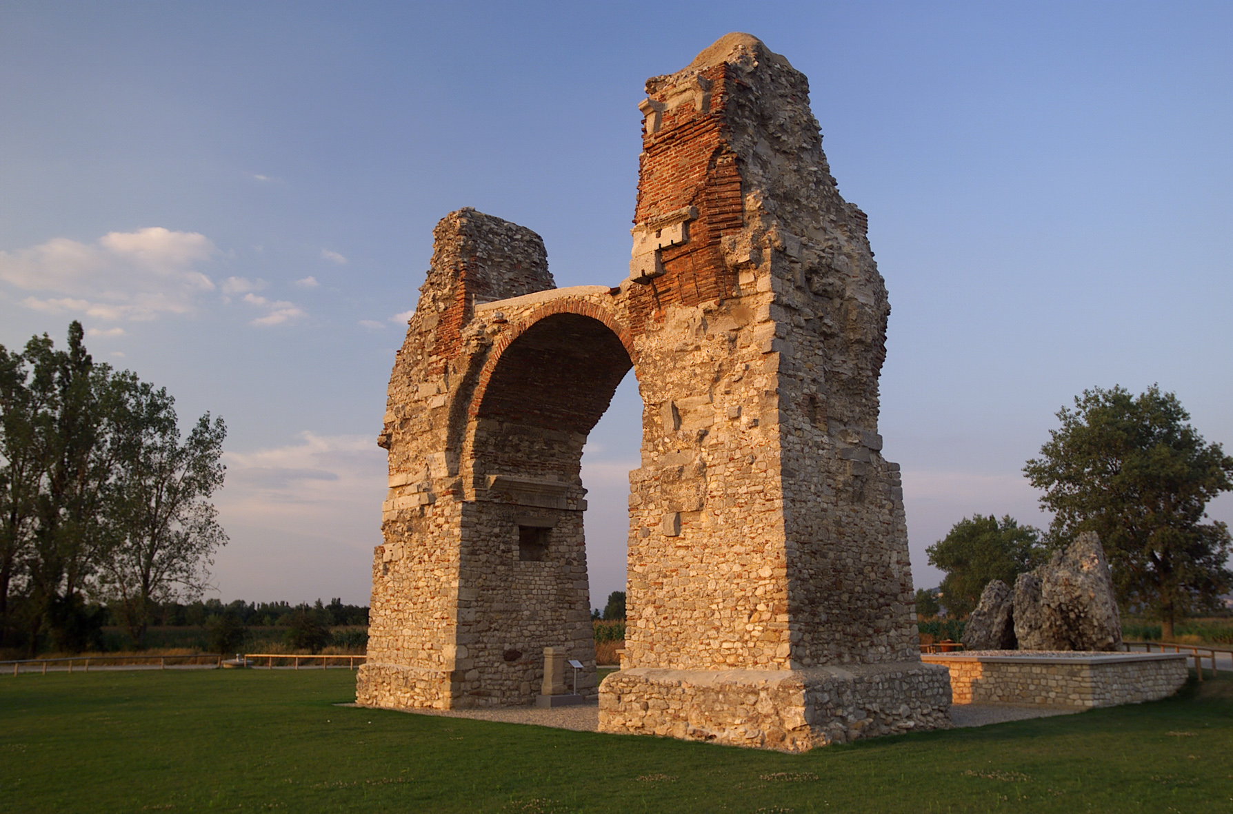 Ein Bild zeigt das Heidentor in Carnuntum.